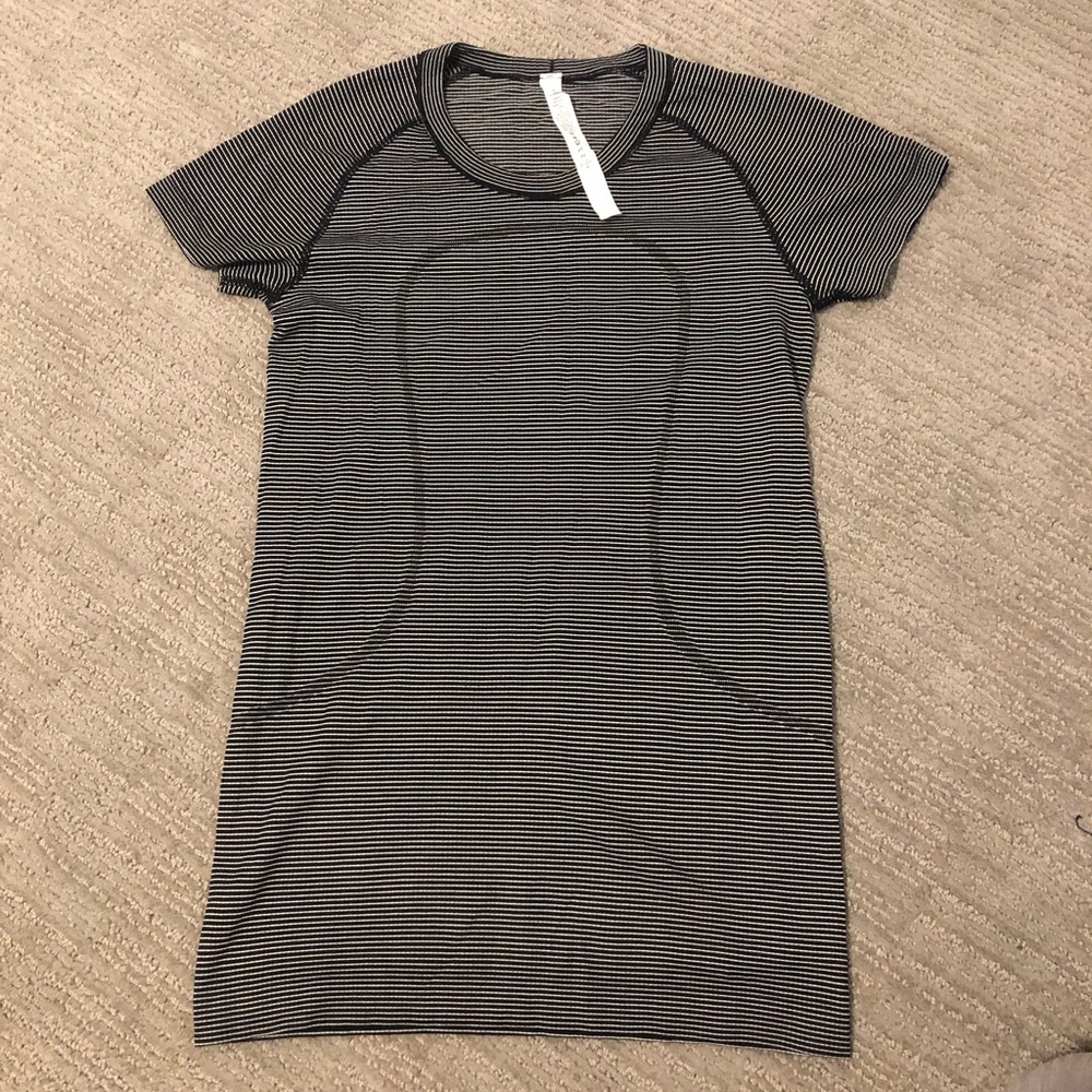 🔥SOLD🔥NWOT Lululemon swiftly tech short sleeve 6